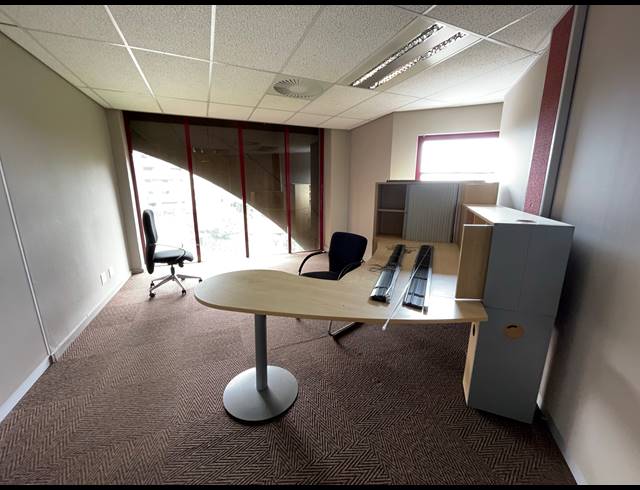 1,103M² OFFICE TO LET IN PARKTOWN